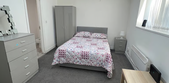 1 bedroom in a house share to rent - Photo 2