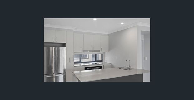 Stunning three level town house - modern, continently located - and still has that homely feel! - Photo 1