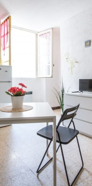 Arles centre ville, studio meublé de 20m² au 1er étage - Photo 2