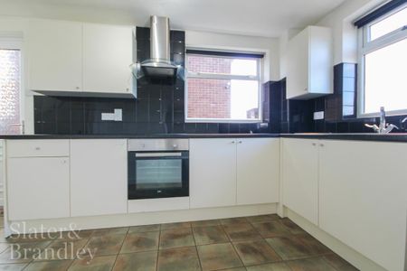 3 bedroom semi-detached house to rent - Photo 2
