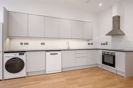 A newly refurbished first floor two bedroom flat with a separate study. - Photo 2