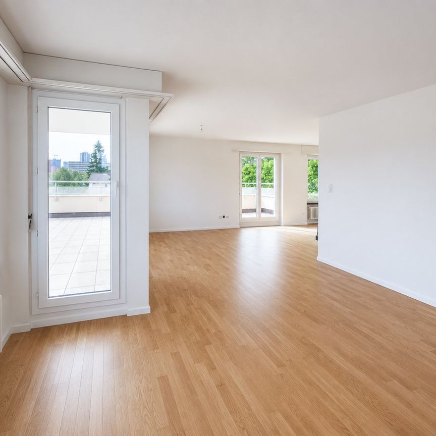 Wohnen wie im Einfamilienhaus - Grosszügige 4.5-Zi.-Attikawohnung mit grosser Terrasse - Photo 1