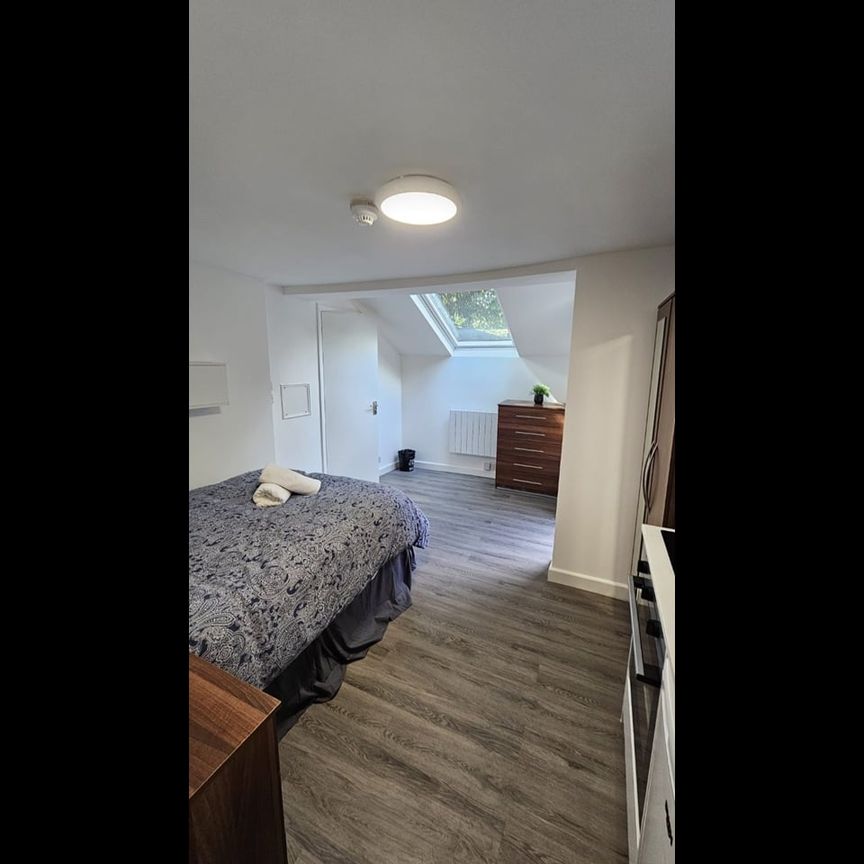 Studio Flat, Park Avenue, NW2 - Photo 1