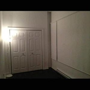 Super beau unique 4 1/2 meublé électros avec grande terrasse privée +parking interne plus borne de recharge pour auto électrique à partir du 1ier mai. - Photo 2