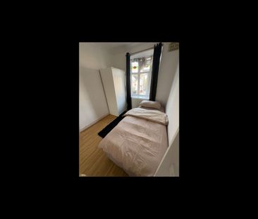 Room in a Shared House, Capel Gardens, IG3 - Photo 1