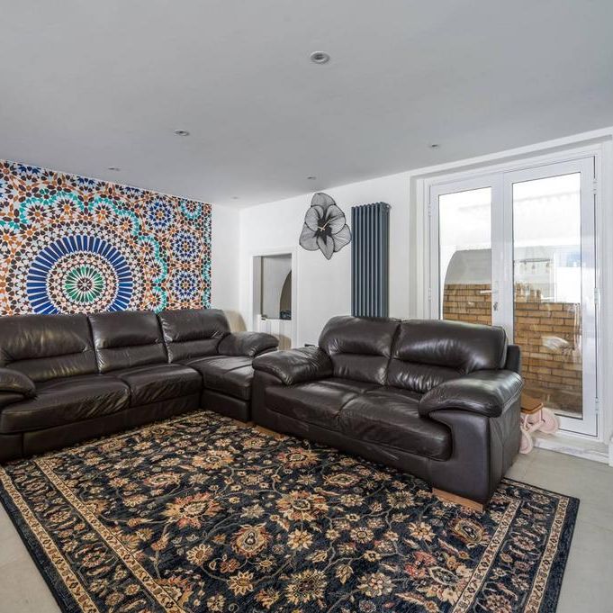 3 bedroom end of terrace house to rent - Photo 1