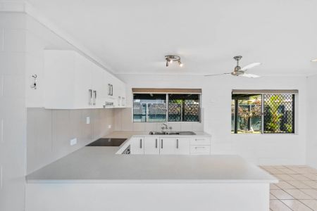 Coastal charm in Trinity Beach - Photo 4