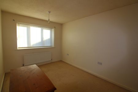 3 Bedroom Semi-Detached House - Photo 3
