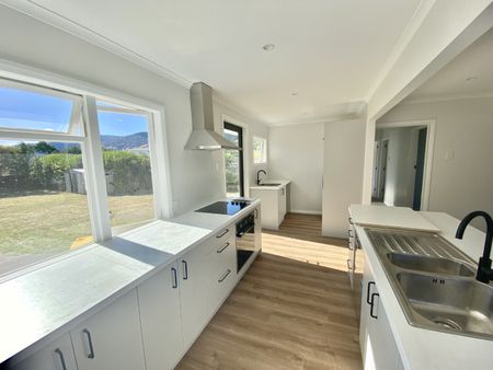 Sunny Family Home in Popular Location - Photo 4