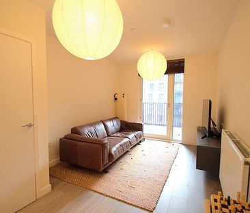 1 bedroom in a flat share to rent - Photo 2