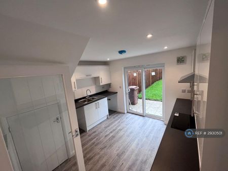 3 bedroom terraced house to rent - Photo 5