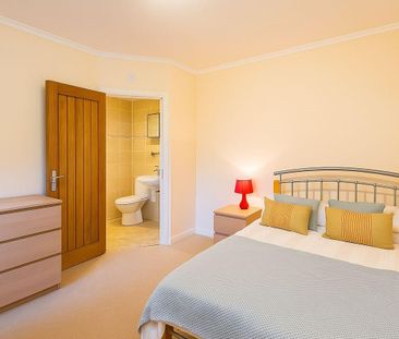 1 bedroom in a house share to rent - Photo 2