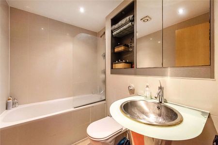 A bright one bedroom apartment situated within this desirable river fronted development, located in West Wapping. - Photo 5
