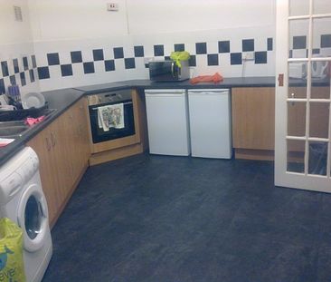 4 Large Double bedrooms £65.00 pppwk - Photo 3