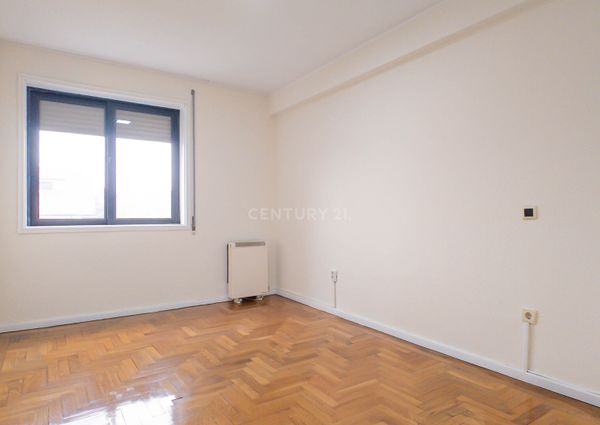 APARTAMENTO T2 VARANDA .- BOAS ÁREAS - arrecadação