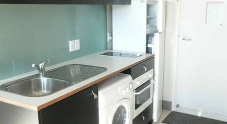 SPLIT-LEVEL STUDIO APARTMENT - Photo 2