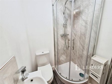 1 bedroom in a house share to rent - Photo 5