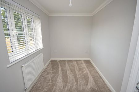 4 bedroom detached house to rent - Photo 3