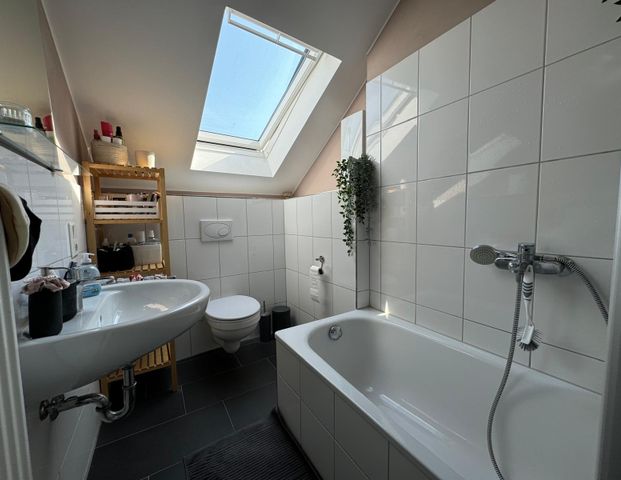 Siegburg-Zentrumsnähe: Gepflegte u. äußerst moderne DG-Wohnung in zentraler Lage von Siegburg! - Photo 1