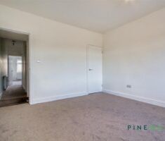 3 BEDROOM House - Terraced - Photo 3