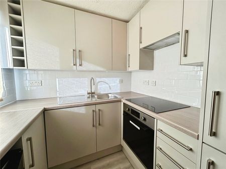 Runnemede Road, Egham, Surrey, TW20 9DQ - Photo 3