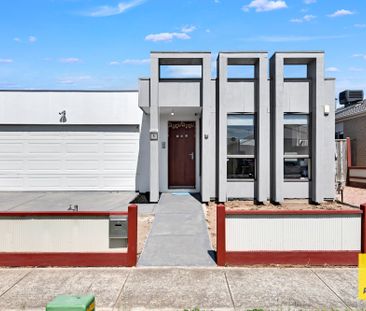 Vibrant and Contemporary Home in Perfect Location! - Photo 3