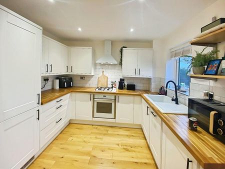 2 bedroom semi-detached house to rent - Photo 4