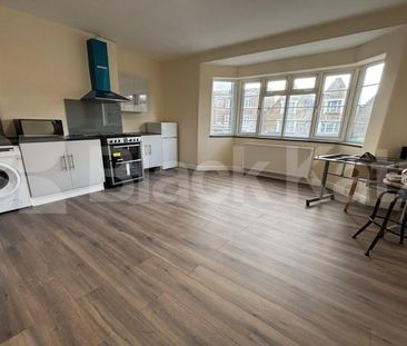 Newly refurbished apartment inclusive of gas, electric & water - Photo 2