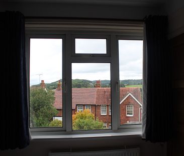 Terraced 1930s Vintage Property to Let in Dursley - Photo 4