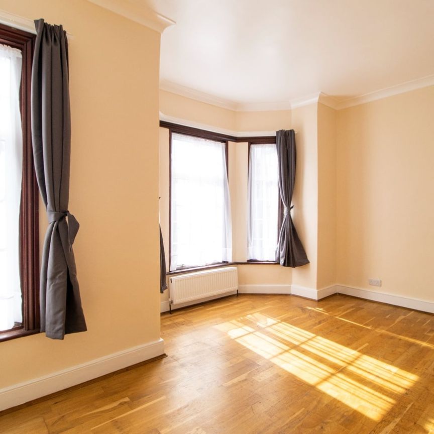 4 Bed End Terrace, Central Park Road, E6 - Photo 1