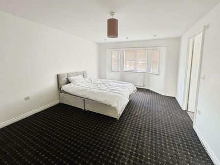 4 bedroom detached house to rent - Photo 4