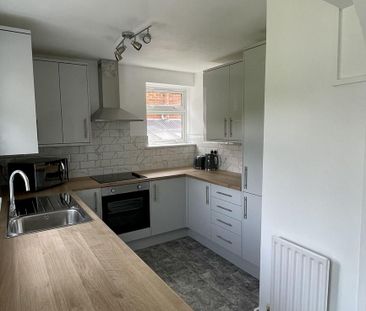 4 bedroom semi-detached house to rent - Photo 6