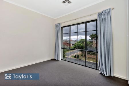 MODERN TOWNHOUSE WITH PARKLAND VIEWS & PRIME LOCATION - Photo 5