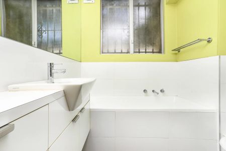 Spacious Two Bedroom Garden Apartment - Photo 5