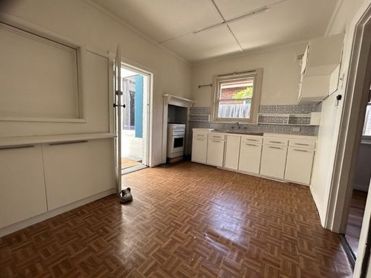 Classic two bedroom house with courtyard! - Photo 1