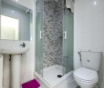 Cozy room with double wardrobe in Barcelona - Photo 6