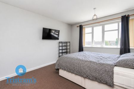 3 bed Flat for Rent - Photo 4