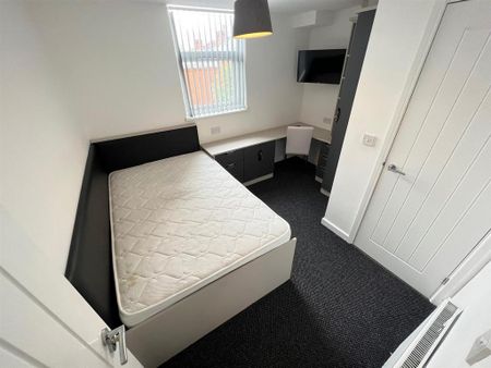 4 bedroom terraced house to rent - Photo 5