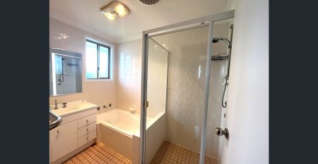 Single Story Brick and Tile home - Photo 4