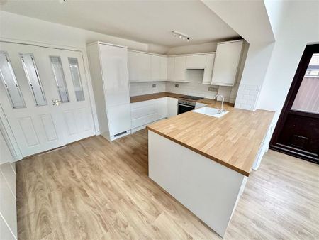 3 bedroom semi-detached house to rent - Photo 5