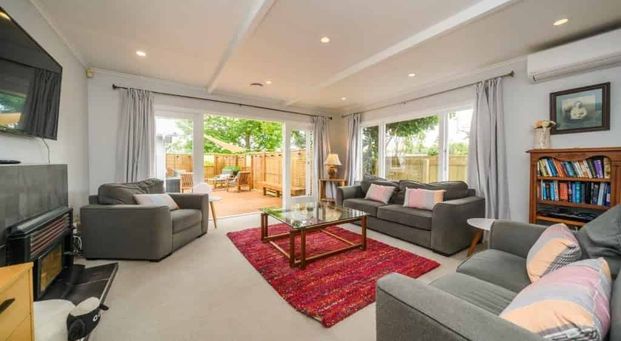 Large 3bdrm home + Seperate sleepout - Photo 1