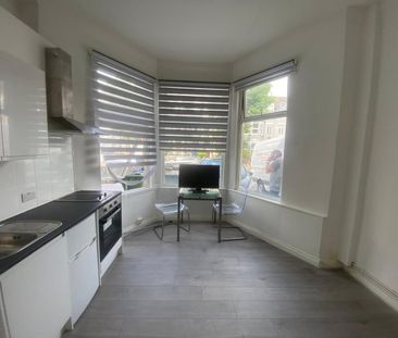 Studio Flat, Chichele Road, NW2 - Photo 2