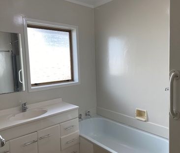 Royal Oak 2 Bedroom Unit in Prime Location - Photo 4