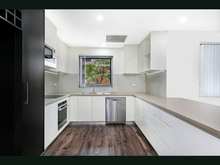 Executive Oversized Apartment Living - Photo 3