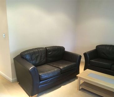 A one bedroom first floor flat to rent, located to the west of Read... - Photo 2