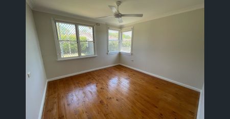 Three bedroom home in Fantastic Location! - Photo 2