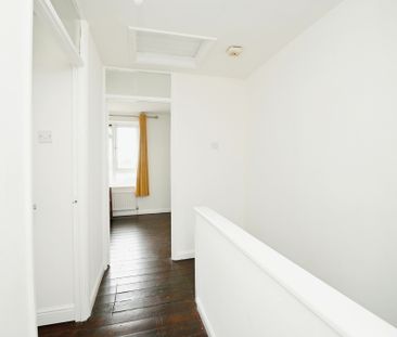 RARE TO FIND Spacious Two Bedroom Maisonette Over Two Floors - Photo 3