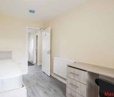 4 bedroom semi-detached house to rent - Photo 6