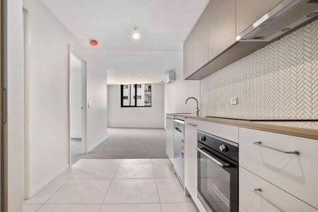 Modern Living in Greenway – Spacious Two-Bedroom Apartment - Photo 3