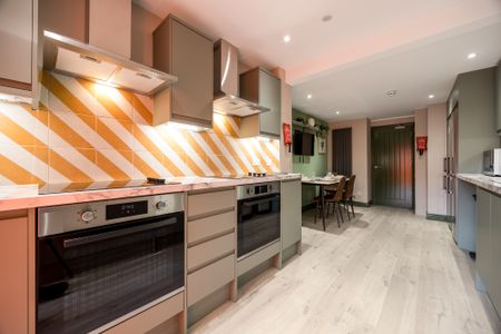 OX Living is proud to present this high-quality 6-bedroom co-living property, perfect for working professionals looking for stylish, stress-free living. Room 1 - Photo 3